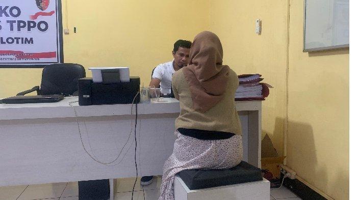 JS saat memberikan keterangan di Unit PPA Polres Lotim karena live TikTok buka baju