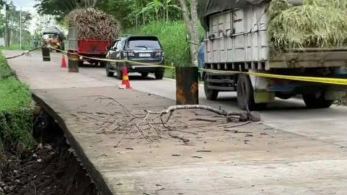 Jalan cor di Gunung Geger, Kabupaten Malang, rawan ambles karena tanahnya tergerus.