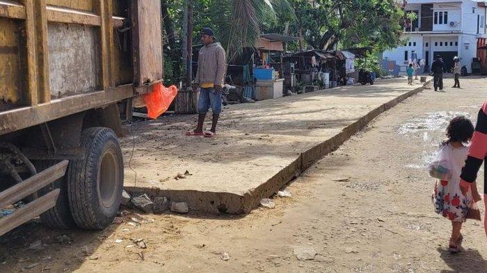 Jalan semenisasi yang hanya dibangun setengah badan jalan
