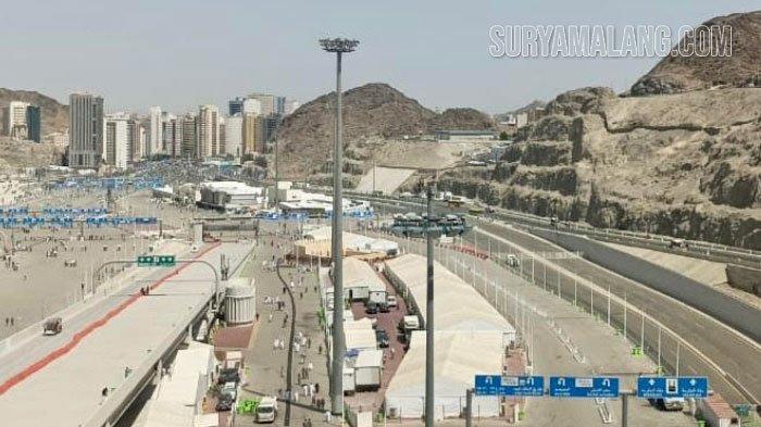 Jamaah haji Indonesia melanjutkan lempar jumrah ula, wusth, aqobah di jamarat Mina pada hari kedua yakni 11 Dzulhijjah (29/6/2023) setelah melakukan aqobah pada 10 Dzulhijjah (28/6/2023). Meski demikian tingkat kepadatan sedikit mereda dibanding hari pertama. Pemerintah mencatat masih banyak jamaah Indonesia yang  tersasar sepulang dari jamarat. 