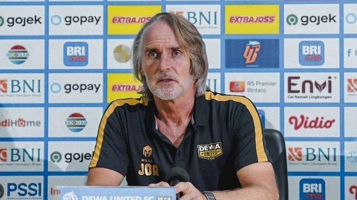 Jan Olde Riekerink, pelatih Dewa United, di Liga 1 2022.