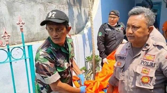 Petugas saat melakukan evakuasi terhadap korban pembunuhan di Kota Pasuruan, Sabtu (30/12/2023).