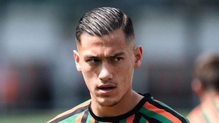 Jay Idzes, bek Timnas Indonesia yang bermain bersama Venezia di Liga Italia.
