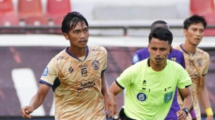 Jayus Hariono (kiri) saat membela Arema FC melawan Persik Kediri pada pekan ke-20 Liga 1 2023 di Stadion Kapten I Wayan Dipta, Bali, Senin (27/11/2023).