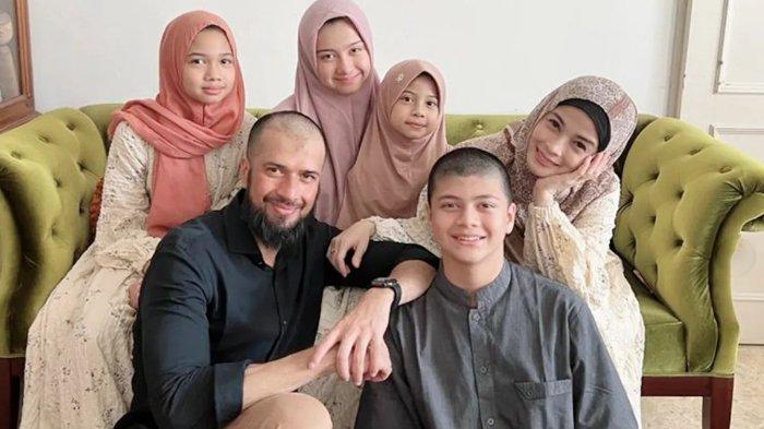 Jihan Fahira bersama Primus dan anak-anaknya
