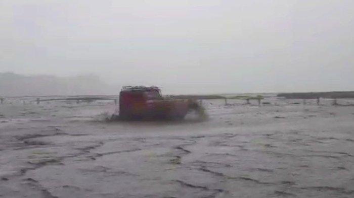Jip menerjang banjir di Lautan Pasir, Bromo Tengger Semeru, Selasa (9/1/2024).