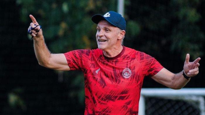Joel Cornelli saat memimpin latihan Arema FC dalam persiapan jelang Liga 1 2024.