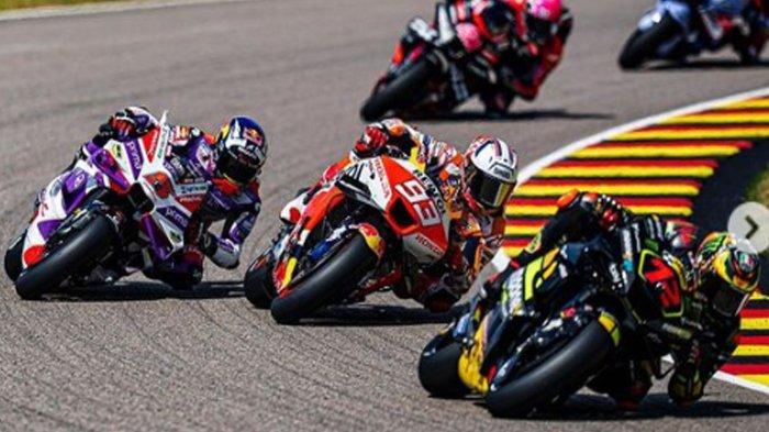 Johann Zarco, Marc Marquez, bersama Marco Bezzecchi saat adu kecepatan di sirkuit. Bursa Transfer pembalap MotoGP 2024 terus menghangat
