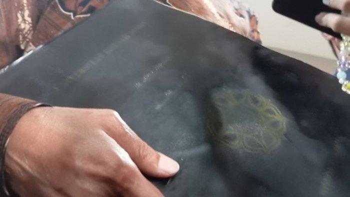 POLEMIK IJAZAH JOKOWI -  Presiden ke-7 Jokowi menenteng satu buah map hitam yang dia sebut berisi ijazah saat menemui awak media di depan lobi Bareskrim Polri, Jakarta, Selasa (20/5/2025).