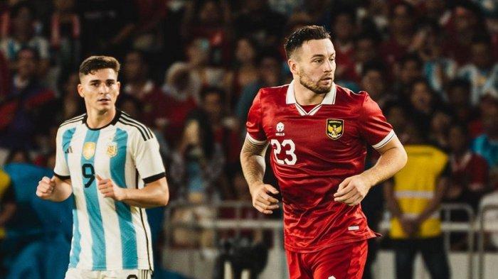 Julian Alvarez dan Marc Klok dalam laga Timnas Indonesia vs Argentina di SUGBK, Senin (19/6/2023).