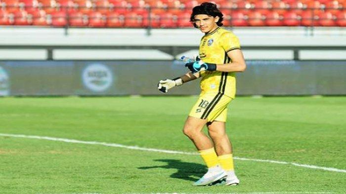 Julian Schwarzer Garcia mendapatkan clean sheet pertamanya bersama Arema FC setelah mendapat duklungan langsung dari sang ayah, Mark Schwarzer yang datang ke Malang