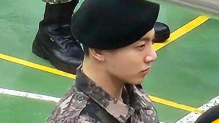 Jungkook terlihat serius di upacara wisuda militer (koreaboo)