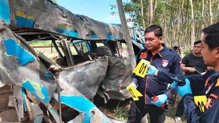Tim Inafis kepolisian masih melakukan olah tempat kejadian perkara insiden kecelakaan maut mobil minibus Isuzu Elf versus Kereta Api Probowangi jurusan Banyuwangi-Surabaya, Senin (20/11/2023). Data 11 korban meninggal dan 4 luka berat semuanya warga Surabaya