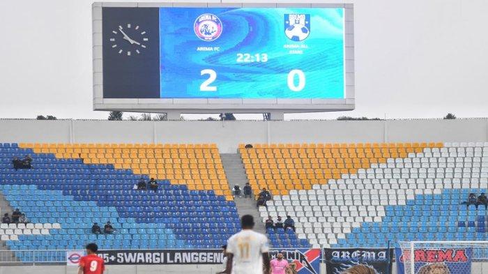 FOTO ILUSTRASI - PAPAN SKOR - Sejumlah penonton menyaksikan pertandingan di bawah tribun score saat laga Charity Game Arema FC vs Arema All Stars, Kamis (8/5/2025). Jadwal laga Arema FC VS Semen Padang masih tertera akan dilangsungkan di stadion Kanjuruhan Malang meski ada wacana berubah pasca insiden penyeramngan bus Tim Persik Kediri.