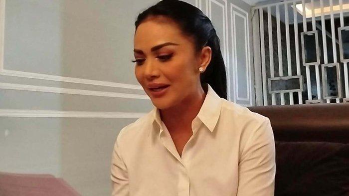 Calon Wali Kota Batu, Kris Dayanti menyampaikan permohonan maaf kepada para pendukungnya, sekaligus ucapan selamat bagi Paslon yang menang dalam kontestasi Pilkada Kota Batu 2024 di vila yang menjadi kediamannya selama di Kota Batu di daerah Sidomulyo, Rabu (27/11/2024) malam.