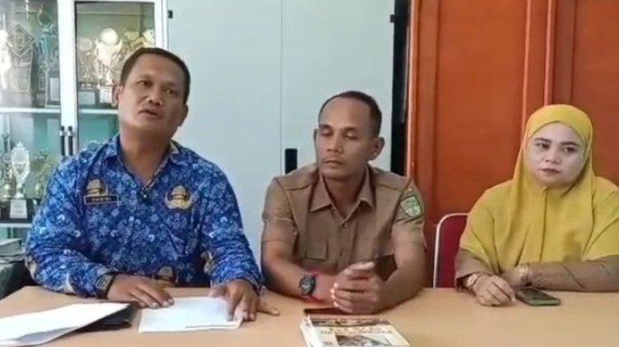  KEPSEK DICOPOT - Pihak sekolah memberikan klarifikasi terkait seorang siswa yang yak bisa ikut ujian karena belum bayar uang praktek, di Kabupaten Rokan Hulu, Riau, Senin (2/6/2025). Imbas viralnya berita tersebut, kepsek dicopot.