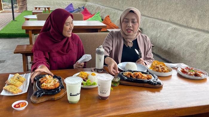 PENGUNJUNG KAFE RUSTIC : Pengunjung Kafe Rustic Karangploso Malang sedang menikmati sajian menu makanan. Kafe ini berlokasi di Jl Raya Bocek dikelilingi Gunung Arjuna, Gunung Semeru dan Bukit Tidur.