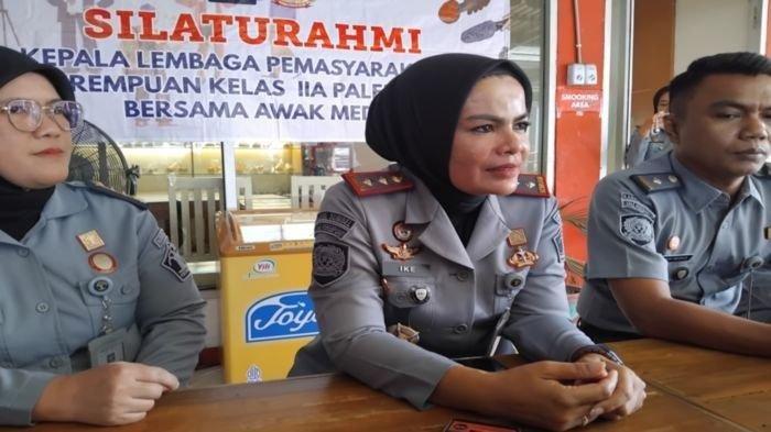 Kalapas Perempuan Kelas II A Palembang, Ike Rahmawati (tengah) menjelaskan tentang kondisi Lina Mukherjee yang masih ditahan di Lapas Palembang, Selasa (16/7/2024). Ike Rahmawati membantah beredarnya informasi bahwa Lina Mukherjee dalam kondisi hamil dan mengandung anak Saipul Jamil.