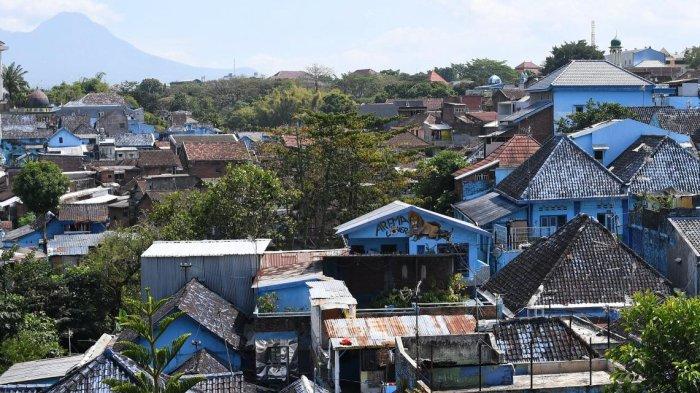 Kampung Biru Arema, Kota Malang, Jawa Timur, Kamis (11/7/2024).