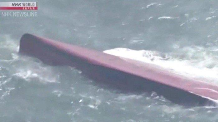 Kapal tanker Korea Selatan terbalik di lepas pantai Jepang. (NHK World)