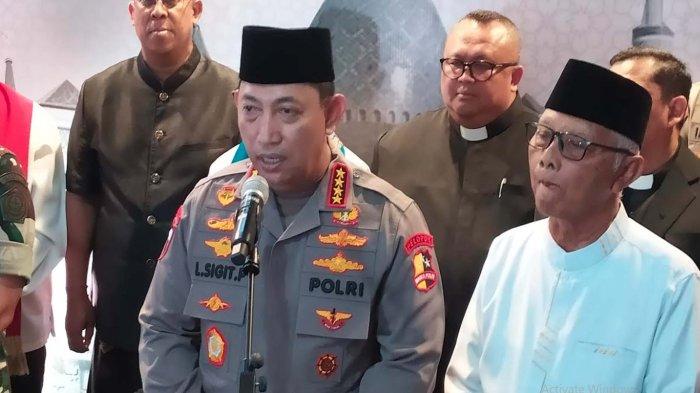 Kapolri Jenderal Listyo Sigit Prabowo dan Panglima TNI Jenderal TNI Agus Subiyanto melakukan pengecekan pasukan pengamanan tahapan pemungutan dan penghitungan suara Pilkada Serentak 2024 di Lapangan Mapolda Jatim, pada Selasa (19/11/2024).