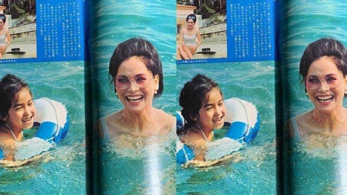  Kartika Sari Dewi dan Ratna Sari Dewi berenang bersama