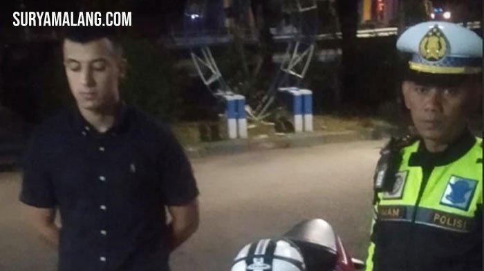 Satuan PJR Ditlantas Polda Jatim menghentikan lelaki asal Istanbul, Turki, bermotor Kawasaki Ninja 250 cc yang melintasi ruas jalan Gerbang Tol Waru, Selasa (30/5/2023) sekitar pukul 18.35 WIB. Pemotor berkemeja lengan pendek warna hitam, bercelana panjang, dan bersepatu putih itu bernama Mohamed Yousef Ahmed (23). Ia tercatat dalam tanda pengenal yang dibawanya, berkebangsaan Libya. 