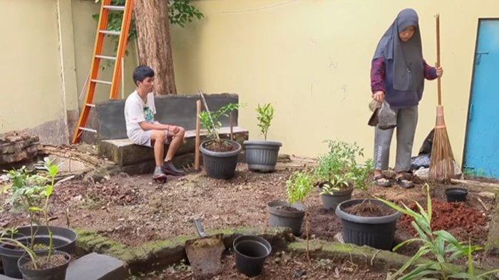 Keadaan taman rumah Tiko lebih rapi dan terawat