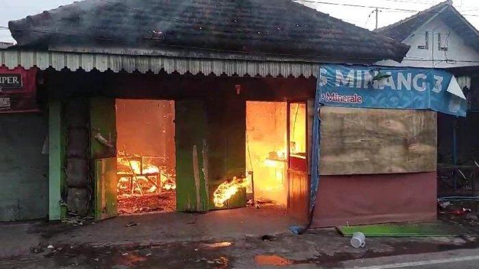 Kebakaran Warung Makan Nasi Padang di Jalan Kelapa Manis, Kelurahan Manisrejo, Kecamatan Taman, Kota Madiun, Jumat pagi (20/12/2024).