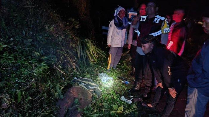 Petugas kepolisian mengevakuasi korban kecelakaan di kawasan hutan Taman Nasional Bromo Tengger Semeru (TNBTS) tepatnya di Coban Trisula, Desa Ngadas, Kecamatan Poncokusumo, Kabupaten Malang, Senin (13/5/2024).