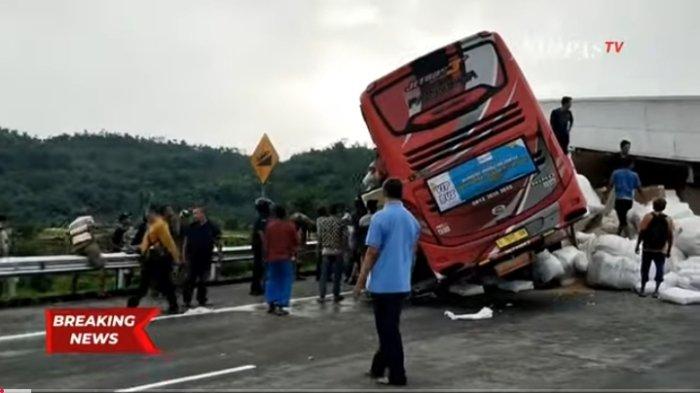 Kecelakaan bus pariwisata yang mengangkut rombongan siswa terjadi di pintu Tol Lawang, Kabupaten Malang, Senin (23/12/2024).
