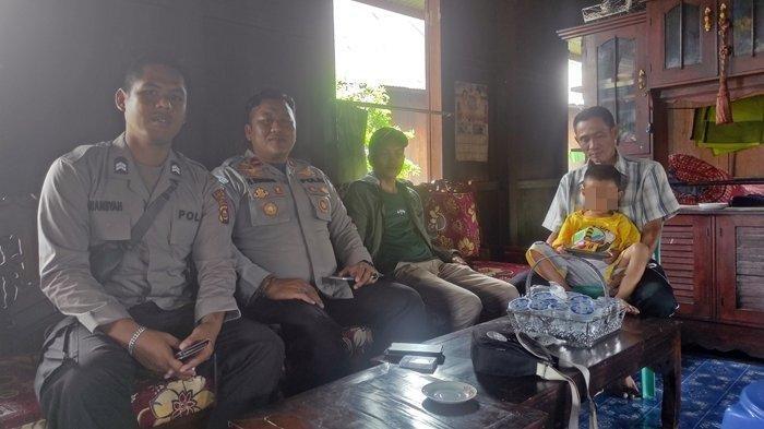 Keluarga Gilang Noprianto (5) saat ditemui di rumahnya di Desa Nanjungan, Kecamatan Pasemah Air Keruh (Paiker). Londisinya sudah mulai membaik. 