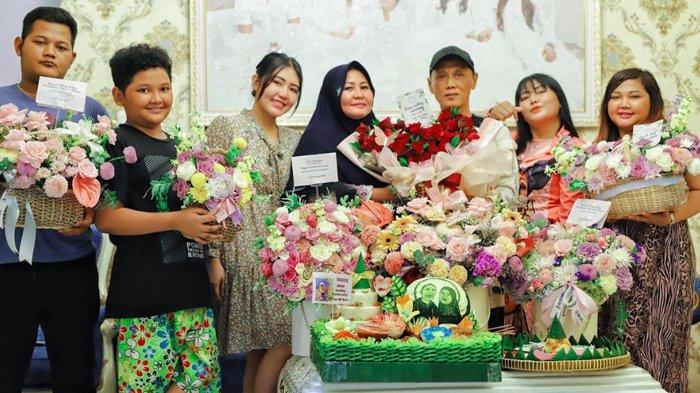 Keluarga Via Vallen bersama orang tua dan adik-adiknya