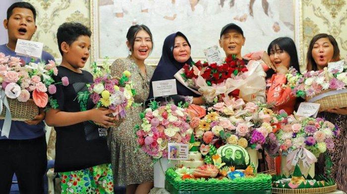 Keluarga Via Vallen dan adik-adiknya