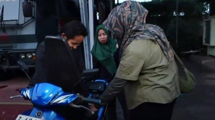 Keluarga dan pengacara memeriksa isi jok motor Pegi yang diserahkan kembali usai disita