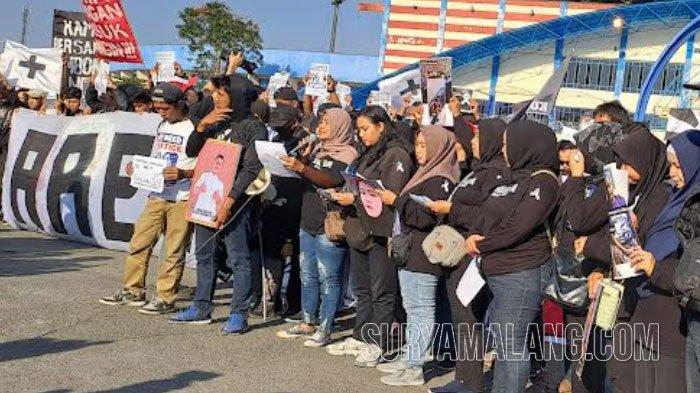 Keluarga korban Tragedi Kanjuruhan menangis histeris hingga pingsan di Stadion Kanjuruhan, Kabupaten Malang, Minggu, 1 Oktober 2023. Mereka mengenang pembantaian massal oleh aparat yang menewaskan 135 Aremania.