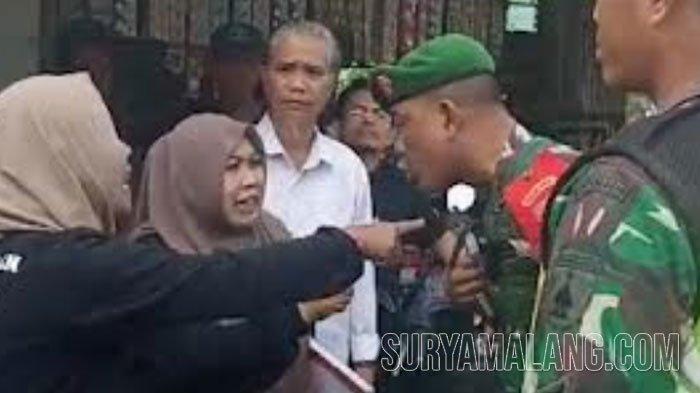 Keluarga korban Tragedi Kanjuruhan beradu mulut dengan aparat penjaga rombongan Presiden Joko Widodo (Jokowi) di Malang, 24 Juli 2023.