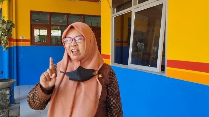 Kepala Sekolah 236 Menganti, Umy Latifah saat memberikan keterangan kepada awak media soal kasus murid SD dicolok matanya pakai tusuk pentol 
 