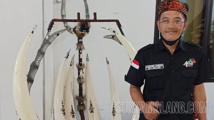 Ketua Akari Malang, Cahyono Hariadi, bersama replika gading mamut, gajah purba, yang dipakai di defile Prehistoric dalam Jember Fashion Carnival (JFC).