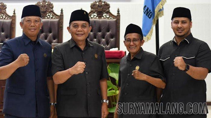 DARI KIRI - Wakil Ketua II DPRD Kota Malang Asmulalik, Ketua DPRD Kota Malang I Made Riandiana Kartika, Wakil Ketua I DPRD Kota Malang Adurrochman, Wakil Ketua III DPRD Kota Malang Rimzah usai memimpin rapat Paripurna Penyampaian Jawaban Wali Kota atas Pemandangan Umum Fraksi Terhadap Ranperda Tentang APBD Tahun Anggaran 2024 di ruang rapat paripurna DPRD Kota Malang, Rabu (22/11/2023).