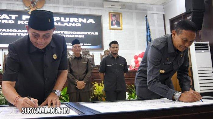 Ketua DPRD Kota Malang, I Made Riandiana Kartika (kiri) bersama Pj Wali Kota Malang, Wahyu Hidayat (kanan) meneken Pakta Integritas Pokok-Pokok Pikiran Anggota DPRD Kota Malang Tanpa Benturan Kepentingan di ruang rapat Paripurna DPRD Kota Malang, Senin (13/5/2024).