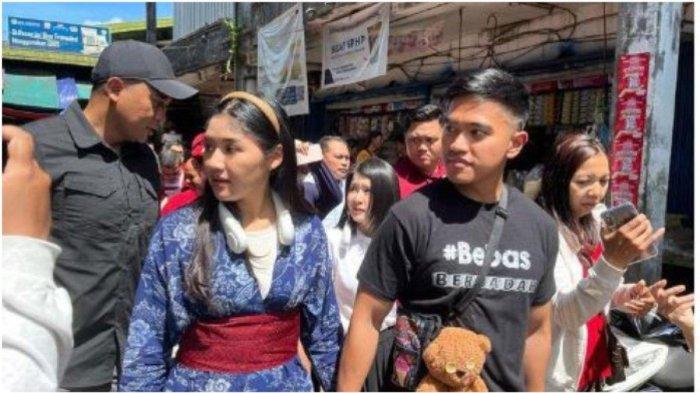 Ketum PSI, Kaesang Pangarep ditemanbi isti blusukan ke Pasar Flamboyan Pontianak (Kompas/Hendra Cipta)