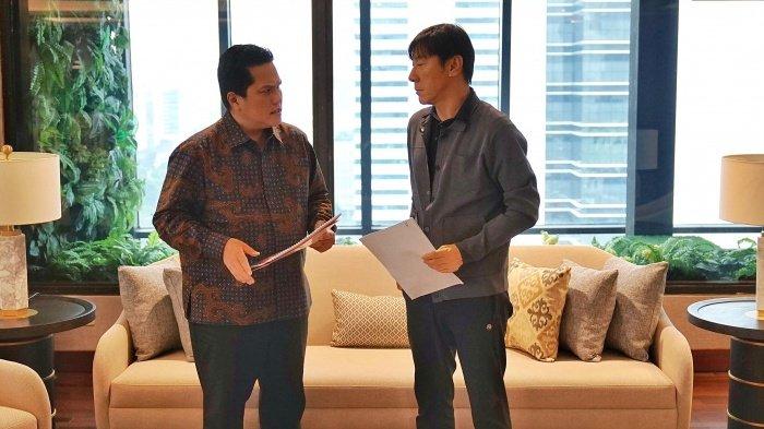 Ketum PSSI, Erick Thohir, bersama pelatih Timnas Indonesia, Shin Tae-yong.