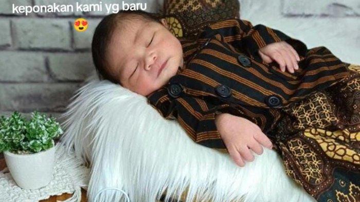 Khalisa mengunggah foto keponakannya yang baru lahir