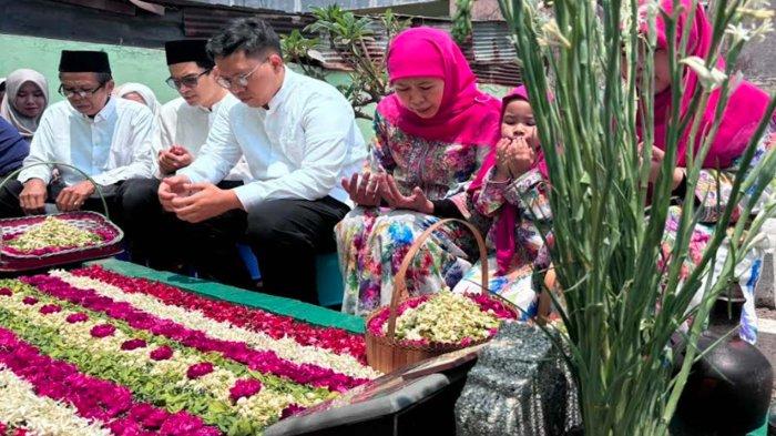 Khofifah Indar Parawansa mengajak seluruh anak untuk berziarah makam sang ayah jelang menikahkan putranya yang ketiga, Yusuf Mannagalli, Kamis (19/9/2024).