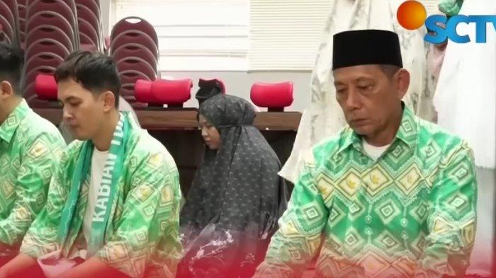 Kiki Farrel (kiri) dan Denny Kardian (kanan) malakukan umroh bersama