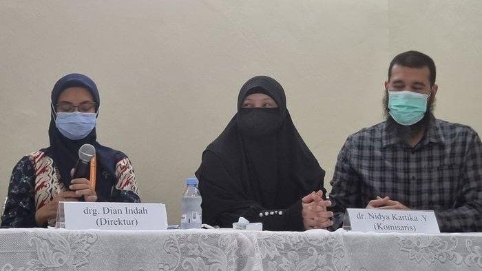 Komisaris dan Direktur RS Kartika Husada dalam konferensi pers terkait kematian Alvaro