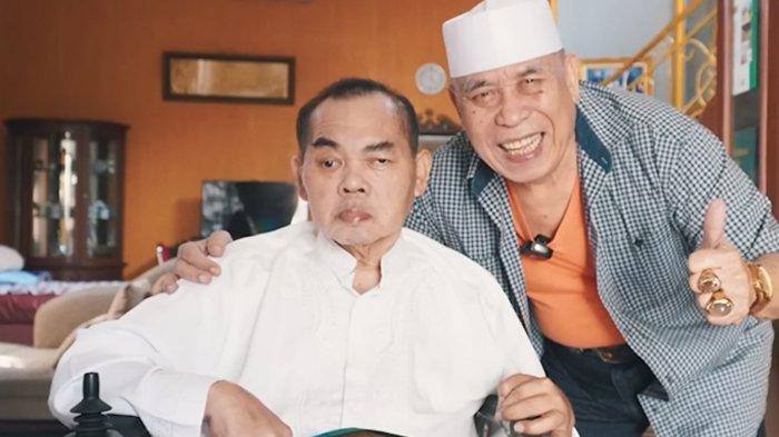 Kondisi Mat Solar saat dijenguk rekan aktornya, Latief Sitepu tahun lalu 1