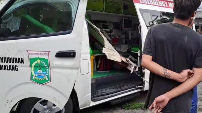 Kondisi ambulans RSUD Kanjuruhan Malang ringsek