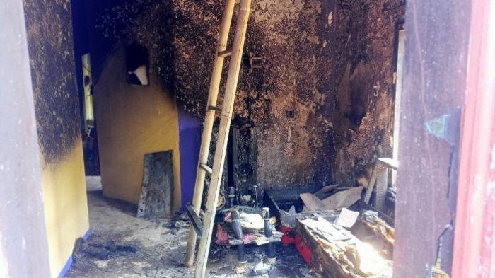 Kondisi bagian dalam rumah Yeni Susilawati yang dibakar mantan suaminya